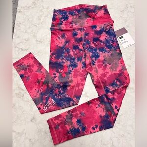 Fleo 25” inseam El Toro leggings, pink and blue print, medium, NWT, Heather Riot